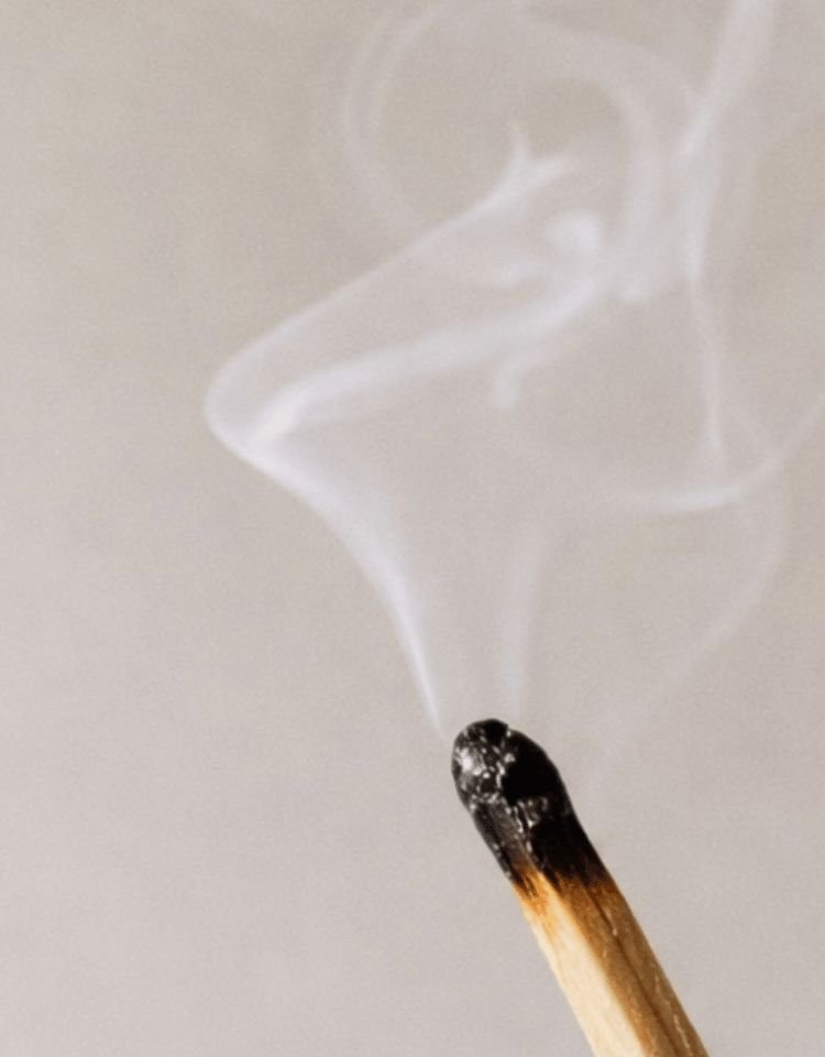 Net uitgebrande lucifer met rookpluim als symbool voor stoppen met roken via hypnose