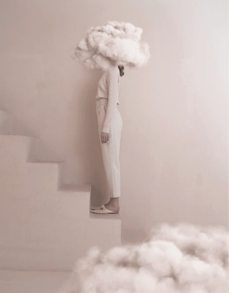 Vrouw met hoofd in een wolk van rook op trap, symboliseert de mentale last van verslaving en de weg naar helderheid via hypnose